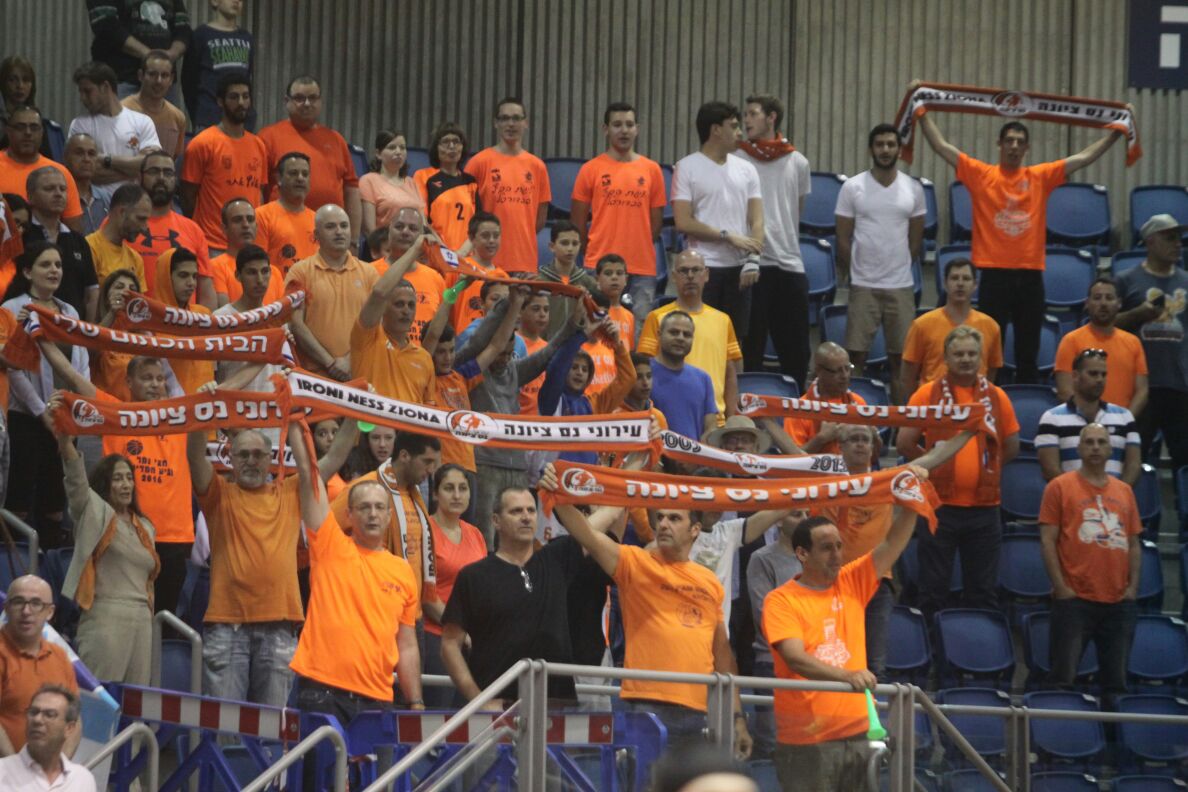 אוהדי נס ציונה בקונכייה. כ-150 צופים (צילום: שי מוגילבסקי)